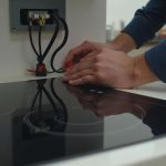 Installation sécurisée d'une plaque induction par un électricien professionnel