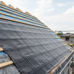 Écran sous toiture en construction, montrant l'évacuation des eaux et la protection de la toiture.