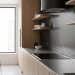 Cuisine moderne avec crédence adhésive en marbre noir, transformation rapide et esthétique.