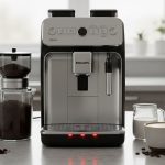 Machine à café Philips Series 2200 avec trois voyants rouges clignotants sur un plan de travail de cuisine.