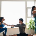 Vêtements de sport en spandex en action dans un environnement de fitness.