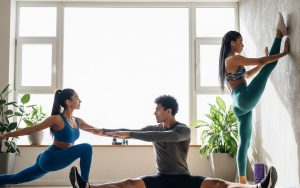 Vêtements de sport en spandex en action dans un environnement de fitness.